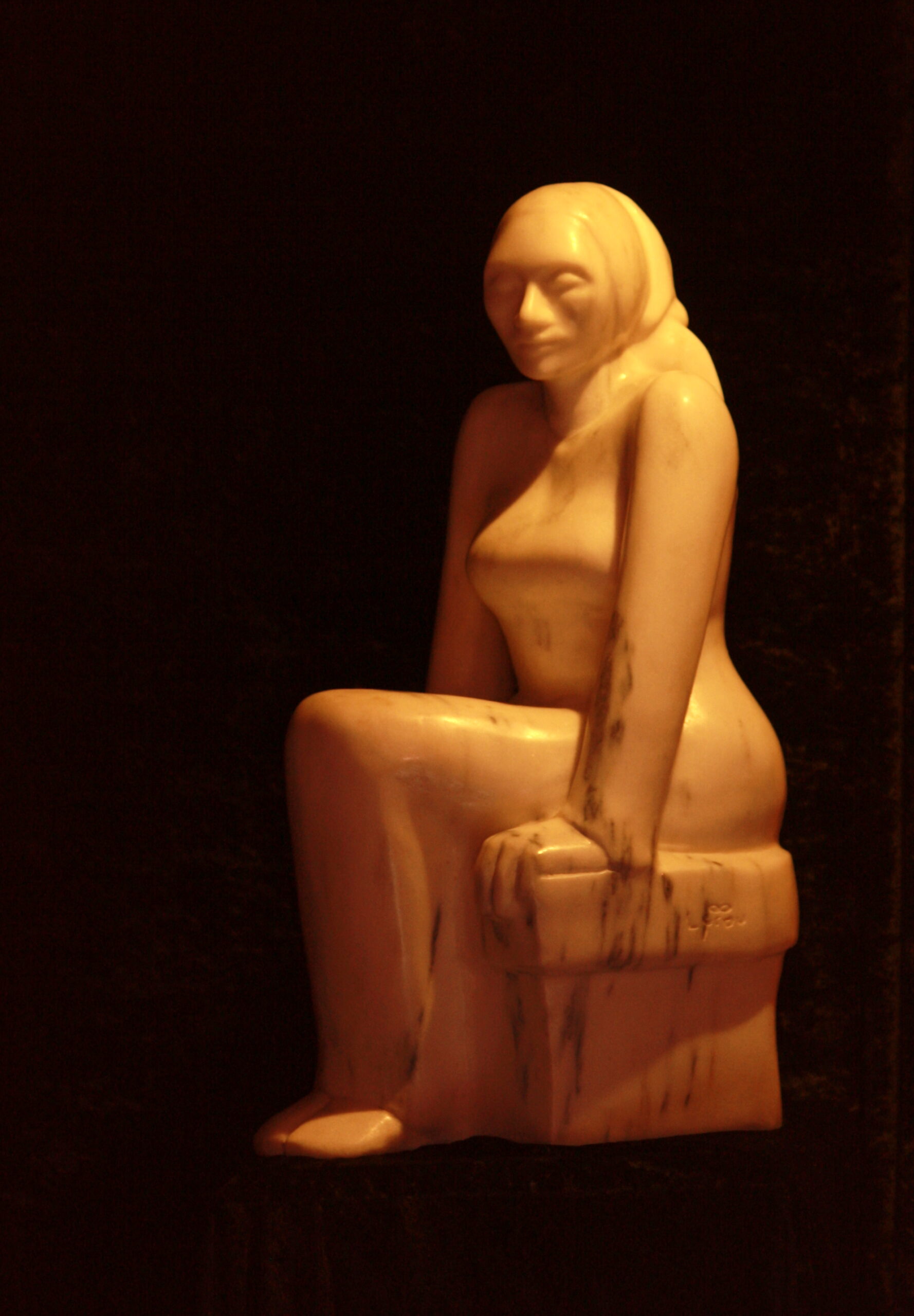 La prêtresse, sculpture sur pierre, marbre, personnage, femme assise