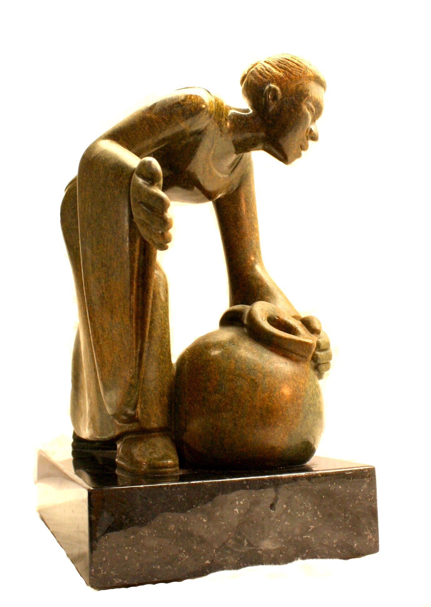 Le Verseau, sculpture sur pierre, stéatite, personnage, femme penchée sur une amphore