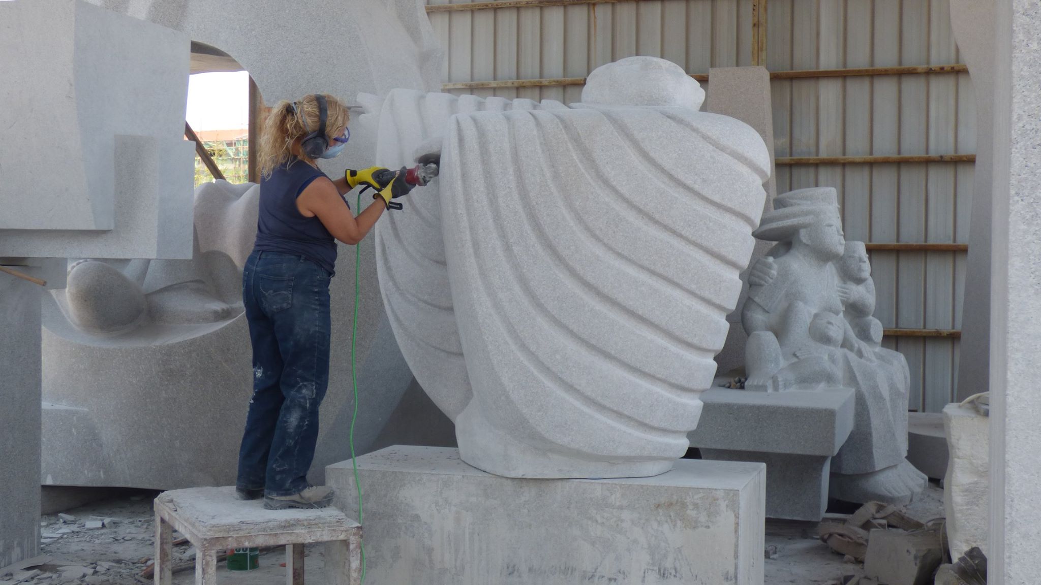Marie-Josée Leroux sculptant en Chine en 2015