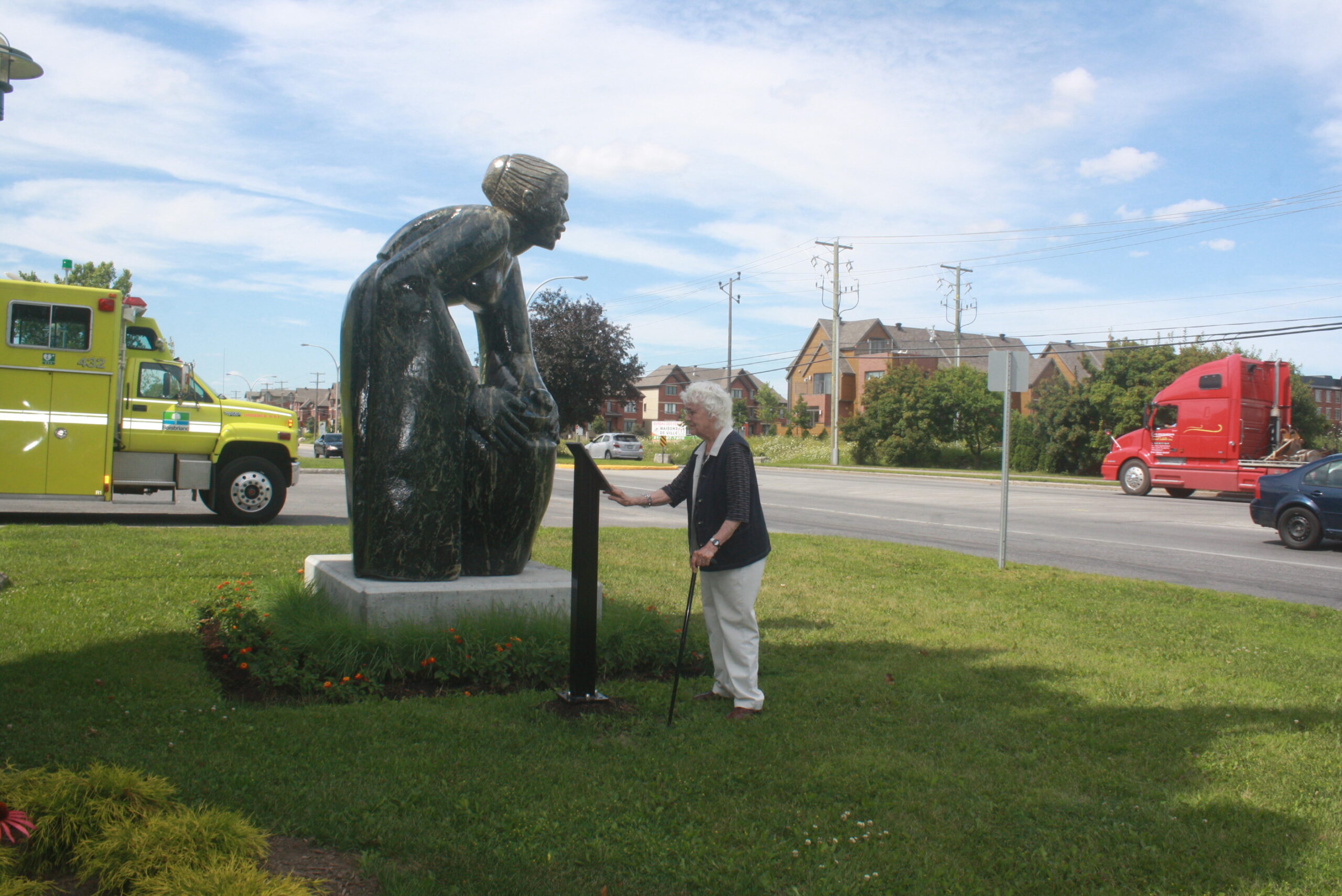 La Gardienne de l'eau, sculpture en pierre taillée dans la serpentine, réalisée en 2012 et installée devant le poste d'incendie, rue Boisbriand