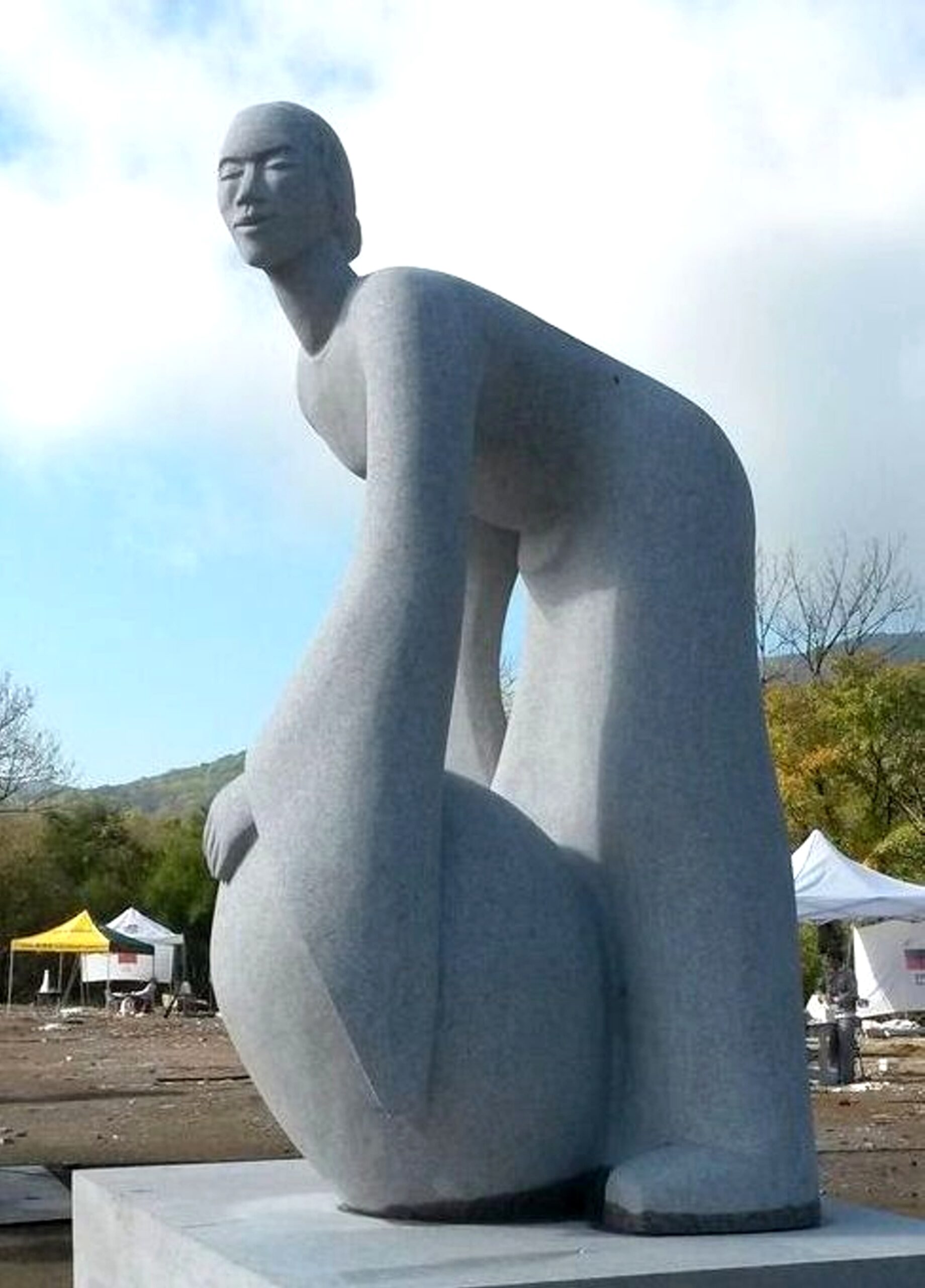 sculpture monumentale en granite, Tonghe, Chine réalisée par Marie-Josée Leroux
