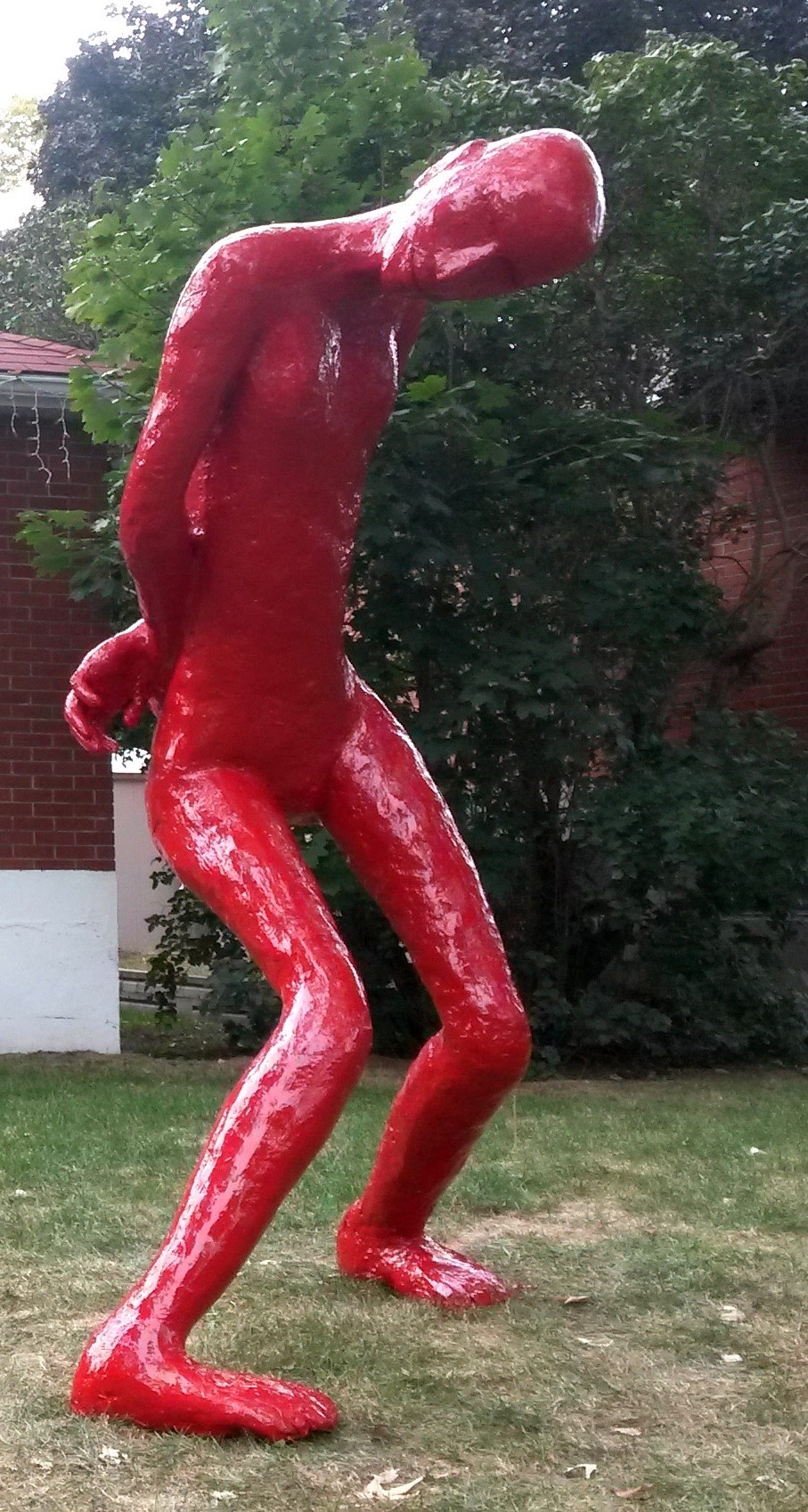 Sculpture en fibre de verre installée devant une propriété privée, terrasse Honoré Beaugrand à Montréal