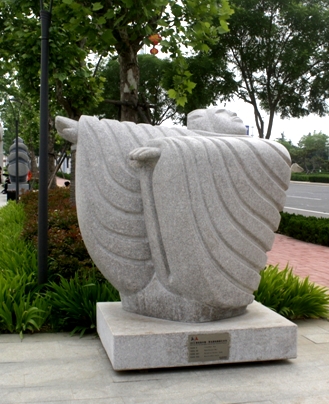 sculpture en granite Le Vent, art public, Jimo, Chine