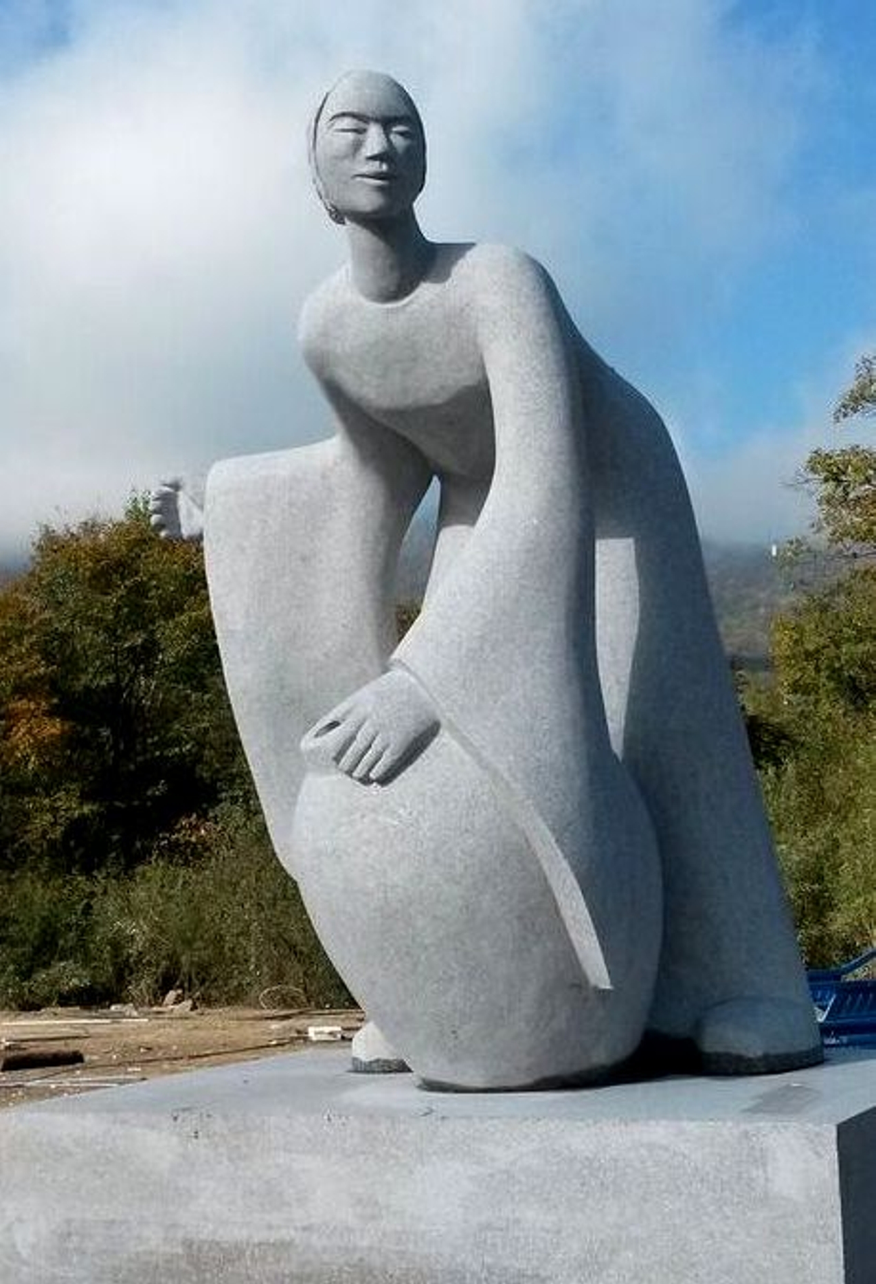 sculpture monumentale en granite, Tonghe, Chine réalisée par Marie-Josée Leroux
