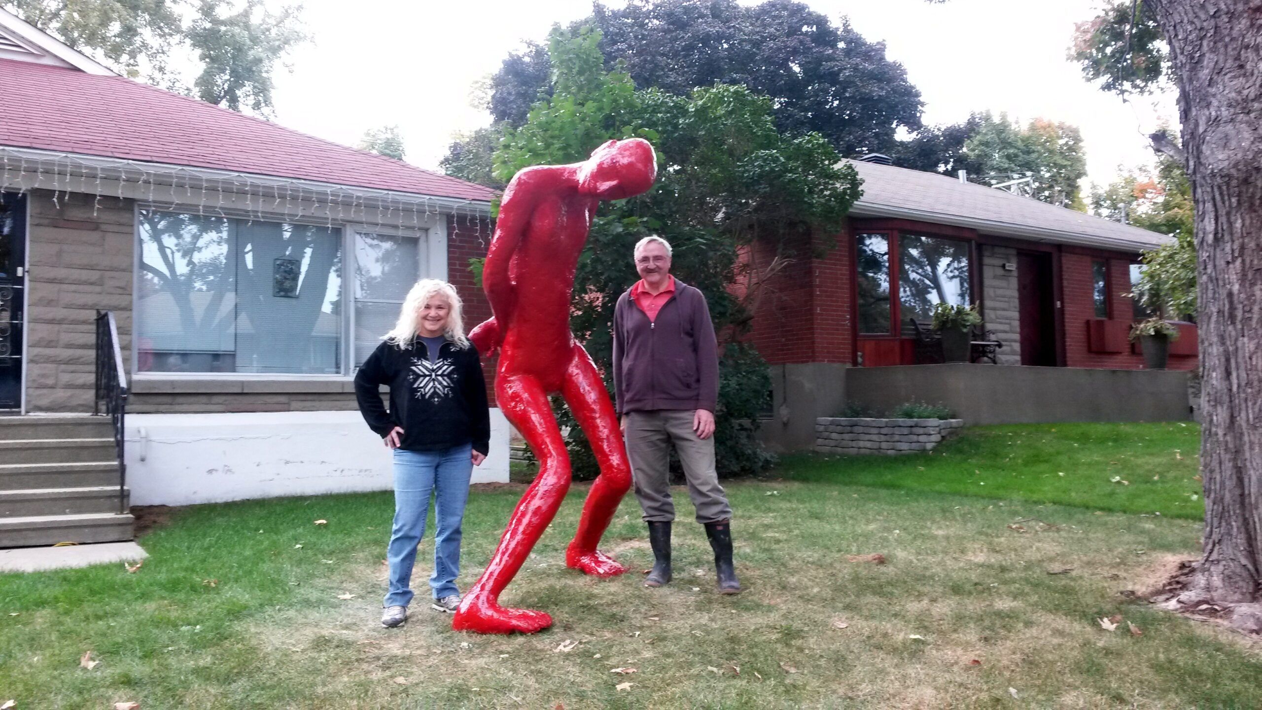 Sculpture en fibre de verre installée devant une propriété privée, terrasse Honoré Beaugrand à Montréal