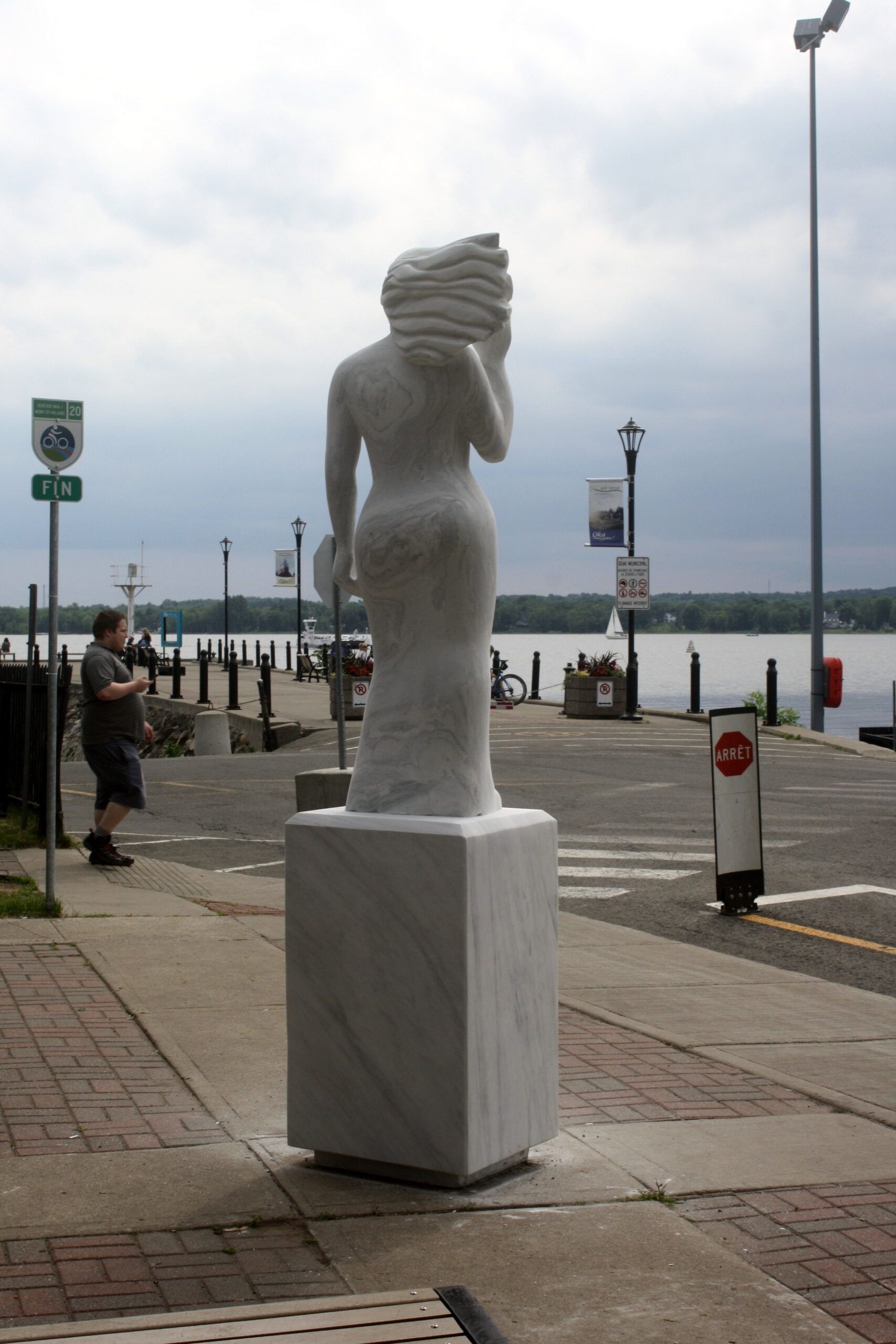 sculpture taillée dans le marbre, installée à Oka. Art public. Lerou sculpteure