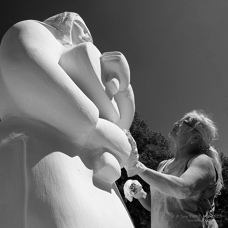 Lerou sculptant aux Lapidiales
