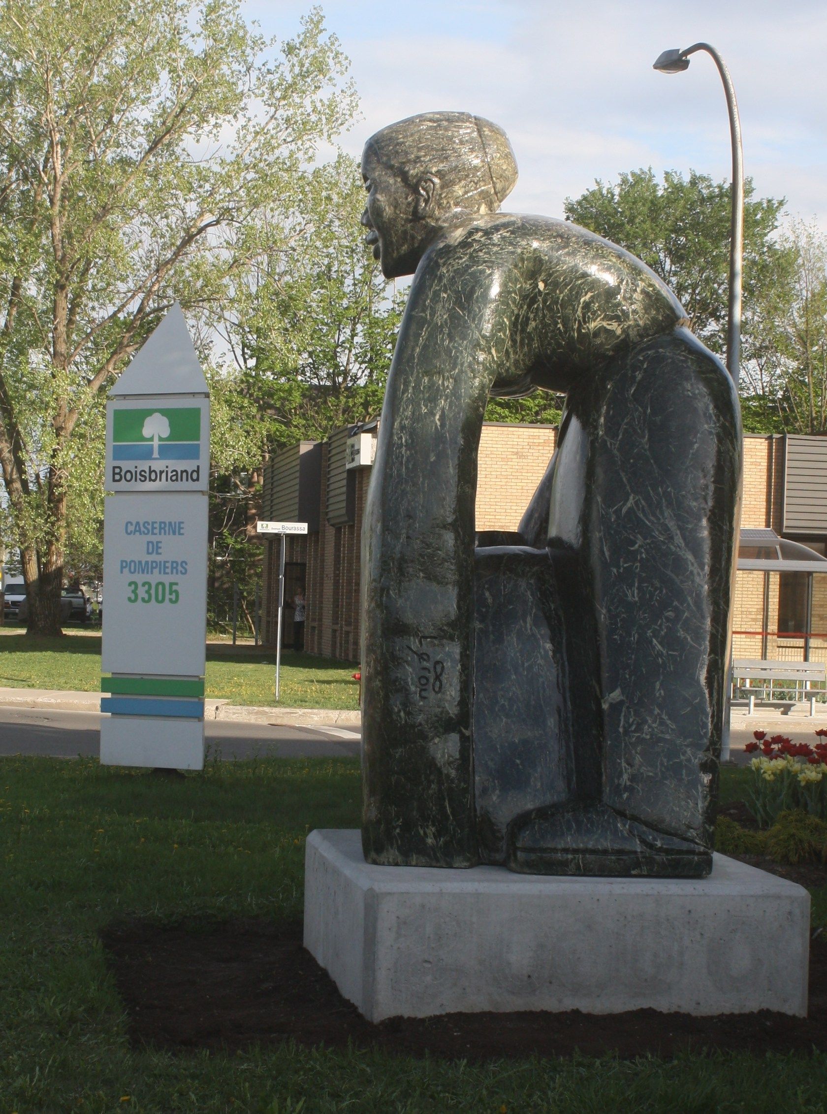 La Gardienne de l'eau, sculpture en pierre taillée dans la serpentine, réalisée en 2012 et installée devant le poste d'incendie, rue Boisbriand